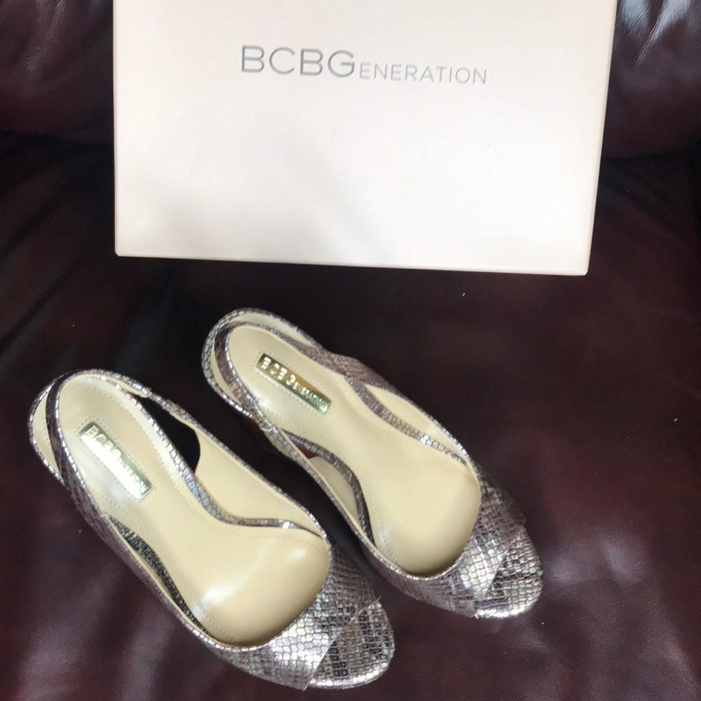 BCBG Wedge Platform - Picture 4 of 7